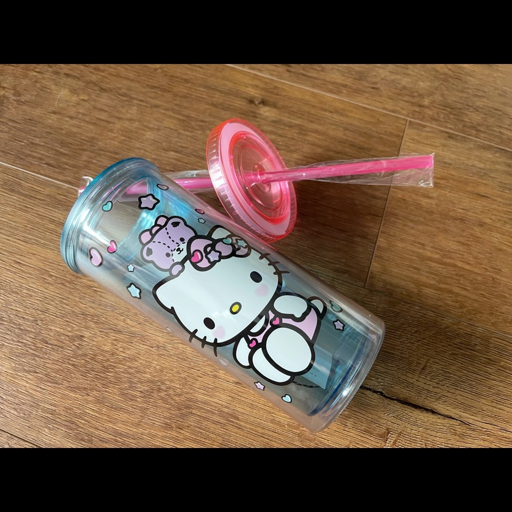 HELLO KITTY-NWT Tall Drink Tumbler with Straw